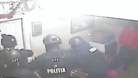 VIDEO Un bărbat din Reșița s-a trezit cu mascații, la prima oră a dimineții! Oamenii legii îl căutau de fapt pe un vecin al omului